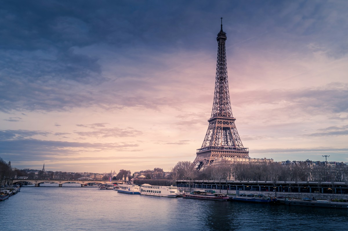 Paris et la tour Eiffel illuminée